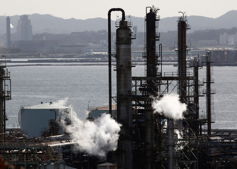 © Reuters. JX Nippon Oil & Energy Corp's refinery is pictured in Yokohama