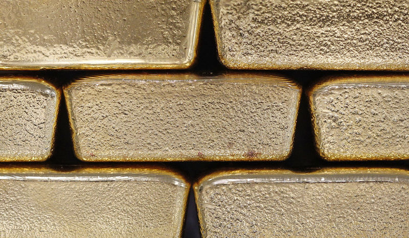© Reuters. Gold bars are pictured at the Austrian Gold and Silver Separating Plant 'Oegussa' in Vienna