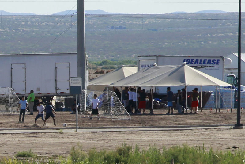 © Reuters. Niños migrantes detenidos jugando fútbol en un campamento cerca del puerto de ingreso de la Oficina de Aduanas y Protección Fronteriza de Estados Unidos en Tornillo, Texas
