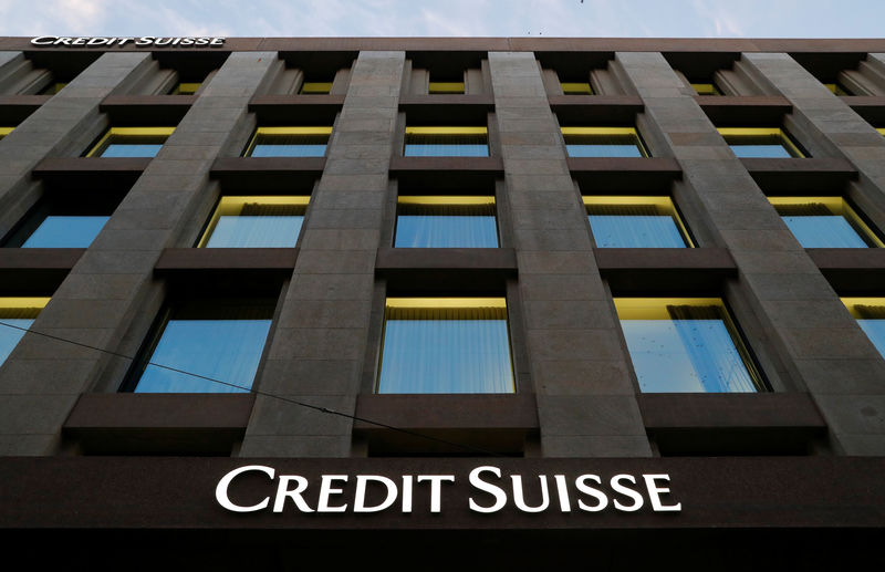 © Reuters. FILE PHOTO: The Credit Suisse logo is pictured on a bank in Geneva