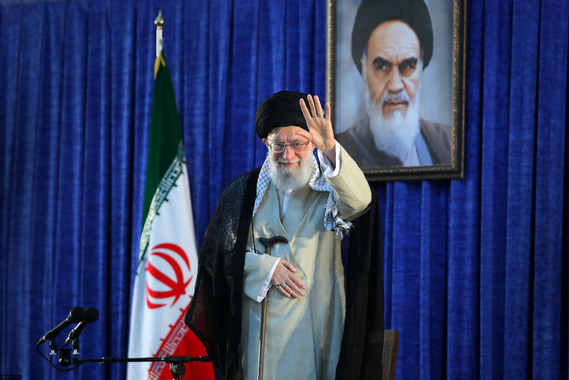 © Reuters. El líder supremo de Irán, el ayatolá Ali Jamenei, mueve la mano cuando llega para pronunciar un discurso durante una ceremonia que conmemora el 30º aniversario de la muerte del fundador del ayatolá de la República Islámica, el ayatolá Jomeini, en Teherán