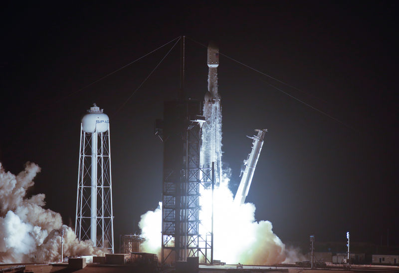 © Reuters. A SpaceX Falcon Heavy rocket, carrying the U.S. Air Force's Space Test Program 2 Mission, lifts off from the Kennedy Space Center in Cape Canaveral, Florida