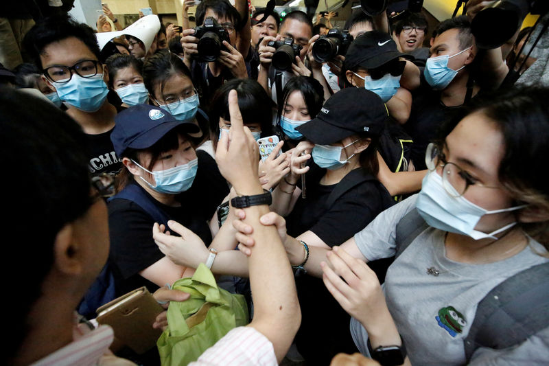 © Reuters. Anti-extradition bill protesters occupy the Revenue Tower in Hong Kong