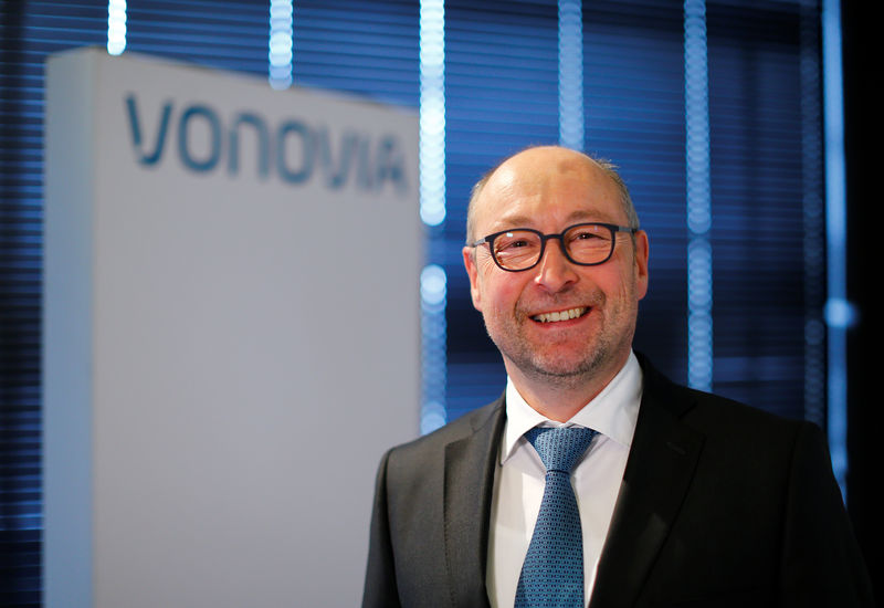 © Reuters. FILE PHOTO: Rolf Buch, CEO of German real estate company Vonovia, poses during a news conference in Duesseldorf