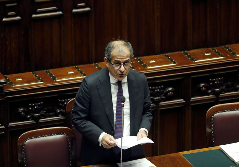 © Reuters. FILE PHOTO: Italian Economy Minister Giovanni Tria speaks before parliament over the looming EU disciplinary action against Italy for excessive debt, in Rome