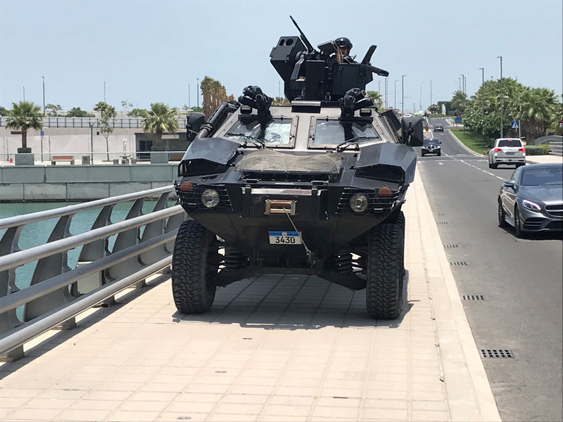 © Reuters. Bahraini armoured vehicle takes up position on bridge leading to Manama’s Four Seasons hotel for first day of U.S.-hosted “Peace to Prosperity” conference, in Manama