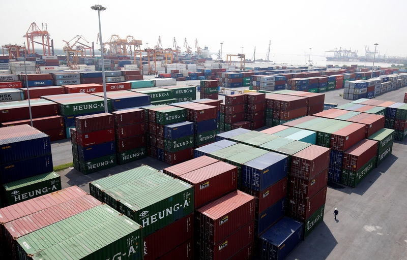 © Reuters. FILE PHOTO: Shipping containers are seen at a port in Hai Phong city