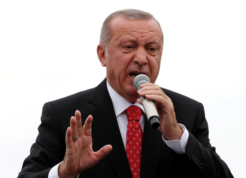 © Reuters. FILE PHOTO: Turkish President Tayyip Erdogan speaks during a ceremony in Istanbul