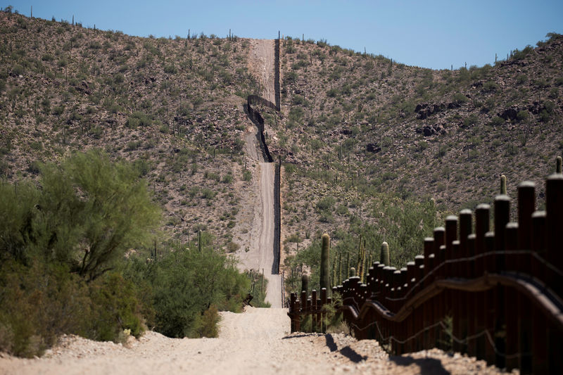 © Reuters. Cerca na fronteira entre EUA e México no Estado do Arizona