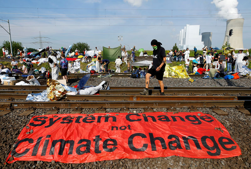 © Reuters. Protesto contra o aquecimento global perto de mina de carvão na Alemanha