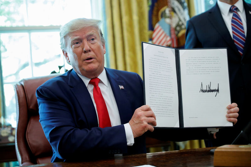 © Reuters. El presidente de Estados Unidos, Donald Trump, muestra una orden ejecutiva que impone nuevas sanciones a Irán en la Oficina Oval de la Casa Blanca en Washington, Estados Unidos, el 24 de junio de 2019
