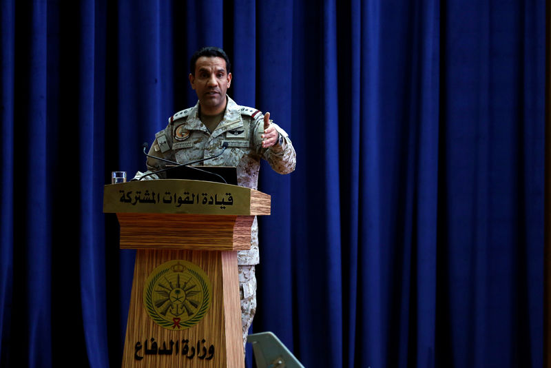 © Reuters. Saudi-led coalition spokesman, Colonel Turki al-Malki, speaks during a news conference in Riyadh
