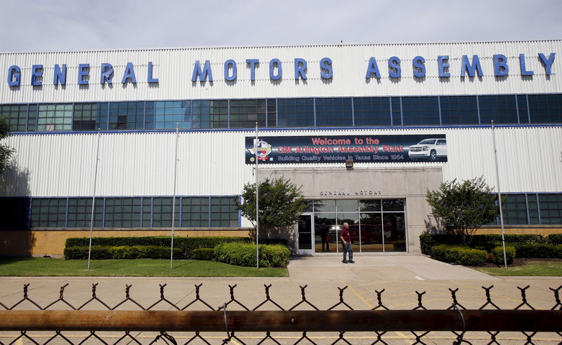 © Reuters. FILE PHOTO:  General view of the front entrance at the General Motors Assembly Plant in Arlington, Texas