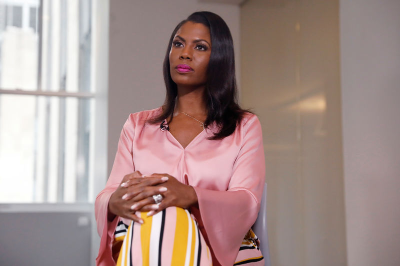 © Reuters. Former U.S. White House staffer Omarosa Manigault-Newman sits during an interview on the release of her book "Unhinged" in Manhattan, New York