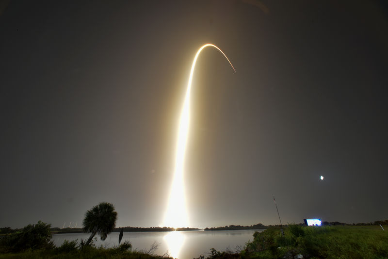 © Reuters. Foguete Falcon Heavy, da SpaceX, decola da Flórida
