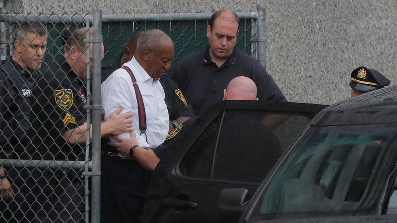 © Reuters. FILE PHOTO: Actor and comedian Bill Cosby leaves the Montgomery County Courthouse in handcuffs after sentencing in his sexual assault trial in Norristown