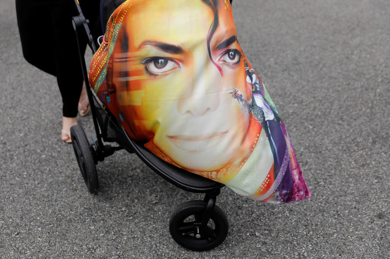 © Reuters. A baby stroller is covered with a Michale Jackson sheet as fans gather at Forest Lawn Cemetery ten years after the death of child star turned King of Pop, Michael Jackson, in Glendale, California