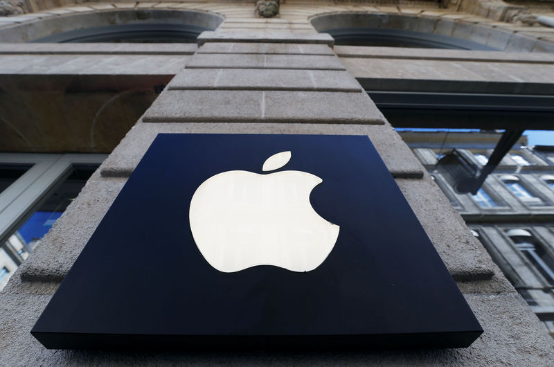 © Reuters. The logo of Apple company is seen outside an Apple store in Bordeaux