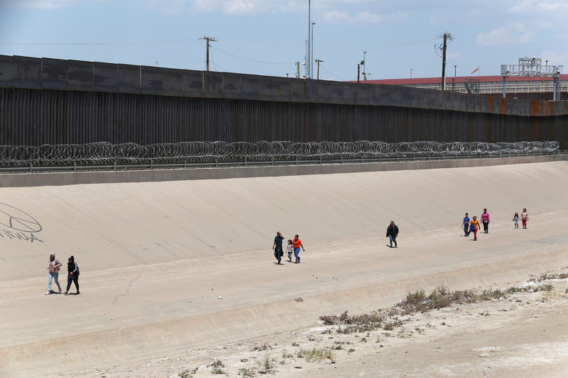 © Reuters. Migrants are seen after crossing illegally into El Paso, Texas, United States, as seen in Ciudad Juarez