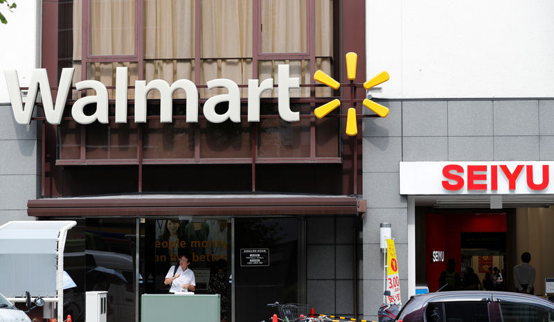 © Reuters. FILE PHOTO: Logos of Walmart and Seiyu are pictured at the headquarters office in Tokyo