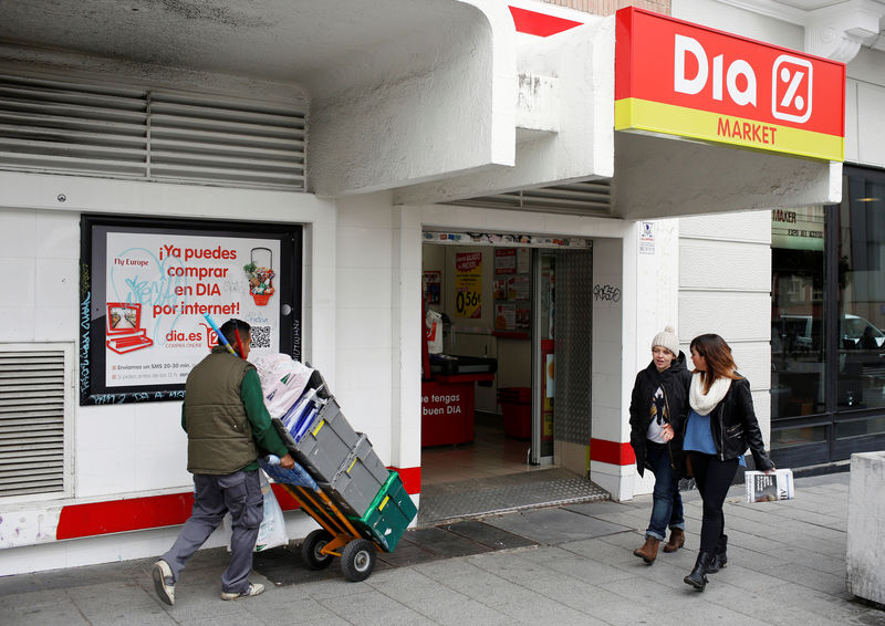 © Reuters. FOTO DE ARCHIVO: Personas pasando frente a un supermercado DIA en el centro de Madrid