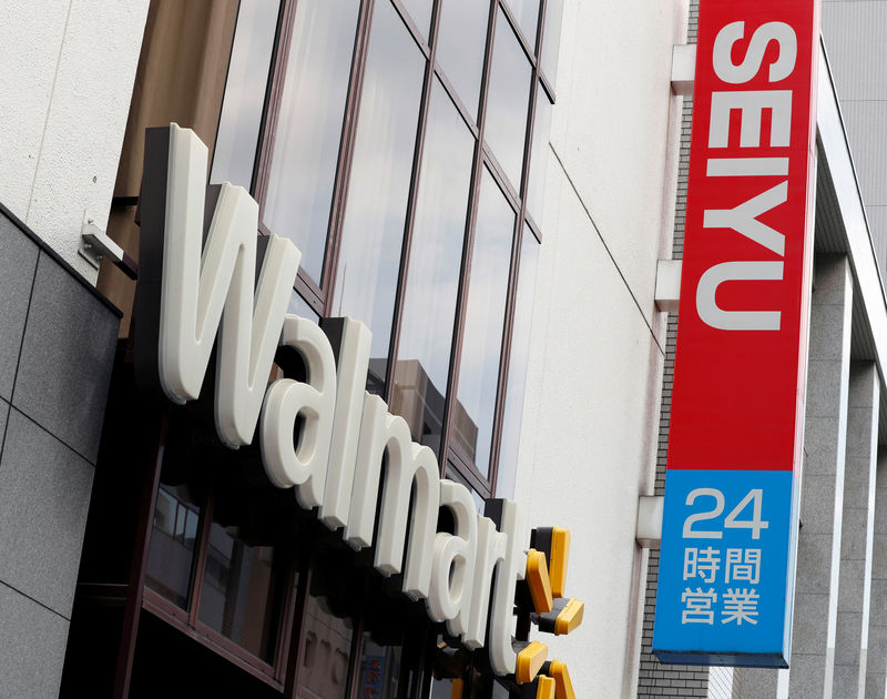 © Reuters. Logos of Walmart and Seiyu are pictured at the headquarters office in Tokyo