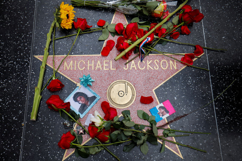 © Reuters. في الذكرى العاشرة لوفاة مايكل جاكسون.. غناء وبكاء وزهور