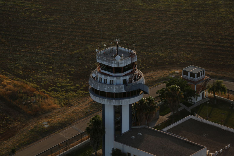 © Reuters. Torre do aeroporto de Sevilha, no sul da Espanha