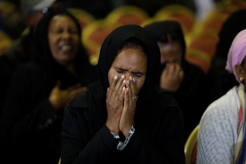 © Reuters. آلاف يشيعون قتلى الانقلاب الفاشل بإثيوبيا.. وقساوسة يدعون للوحدة