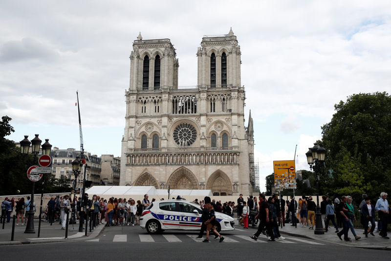 © Reuters. NOTRE-DAME DE PARIS-LE PARQUET ÉCARTE LA PISTE CRIMINELLE