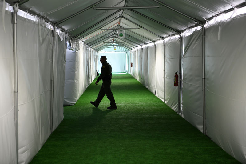 © Reuters. A U.S. Border Patrol agent is seen during a tour of U.S. Customs and Border Protection (CBP) temporary facilities in Donna