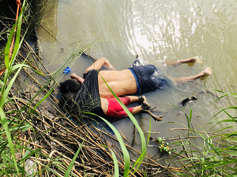 © Reuters. FOTO DE ARCHIVO: Los cuerpos del migrante salvadoreño, Oscar Alberto Martínez Ramírez, y su hija Valeria son vistos después de que se ahogaran en el río Bravo mientras intentaban llegar a  Estados Unidos, en Matamoros, en el estado de Tamaulipas, México, el 24 de junio de 2019