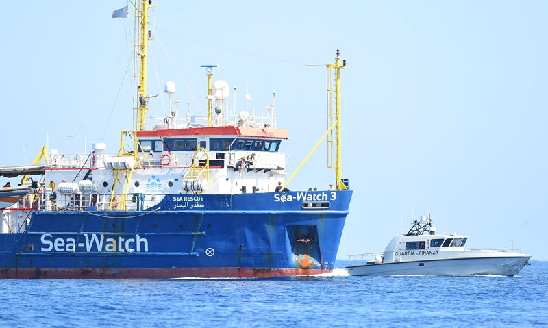 © Reuters. Navio de resgate de migrantes Sea-Watch 3 nos arredores da ilha italiana de Lampedusa