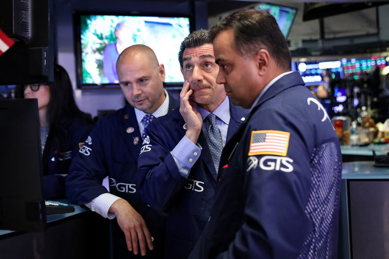 © Reuters. Traders work on the floor at the NYSE in New York