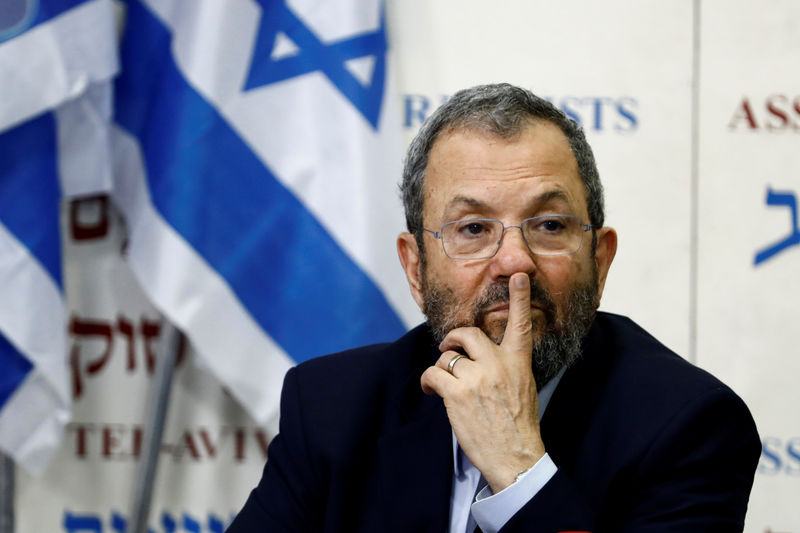 © Reuters. Former Israeli Prime Minister Ehud Barak gestures after delivering a statement in Tel Aviv, Israel