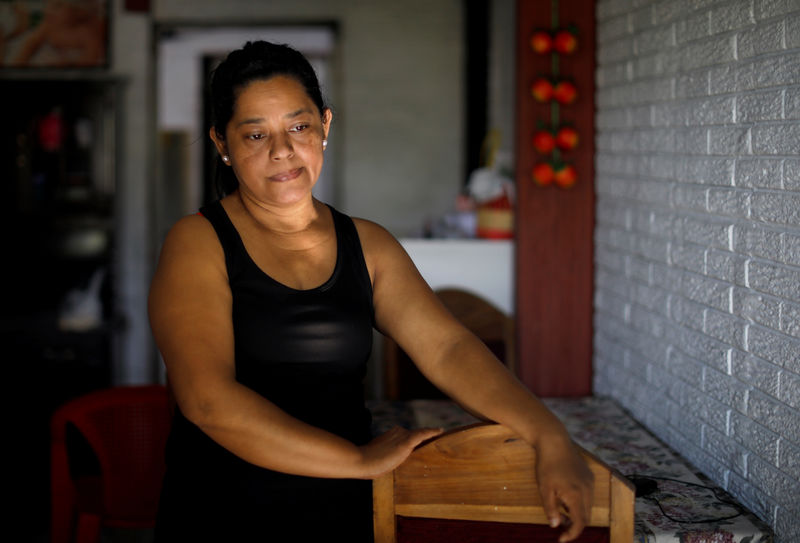 © Reuters. Rosa Ramirez, mãe do imigrante Oscar Ramirez, que se afogou com a filha tentando chegar aos EUA, em sua casa em San Martín, El Salvador