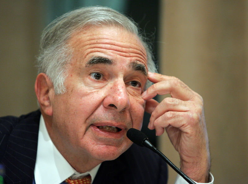 © Reuters. FILE PHOTO: Investor Icahn responds to questions at Lazard Report announcement in New York