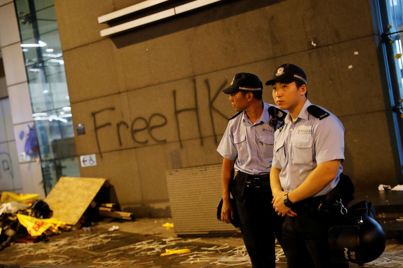 © Reuters. Pichação contra projeto de lei sobre extraditação do lado de fora da sede da polícia em Hong Kong