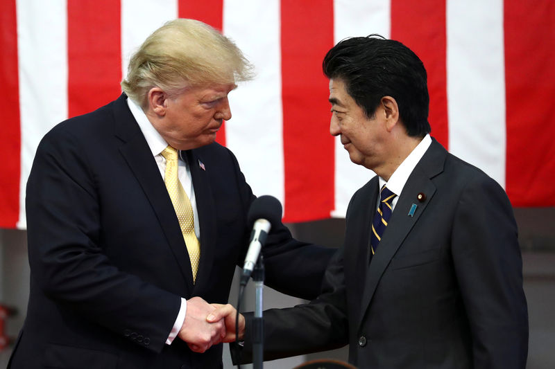 © Reuters. FILE PHOTO: U.S. President Donald Trump shakes hands with Japan's Prime Minister Shinzo Abe during delivering a speech to Japanese and U.S. troops as they aboard Japan Maritime Self-Defense Force's (JMSDF) helicopter carrier DDH-184 Kaga at JMSD