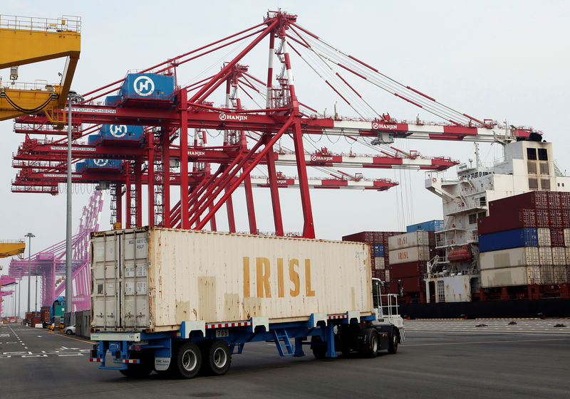 © Reuters. Giant cranes are seen at the Hanjin Shipping container terminal at Incheon New Port in Incheon