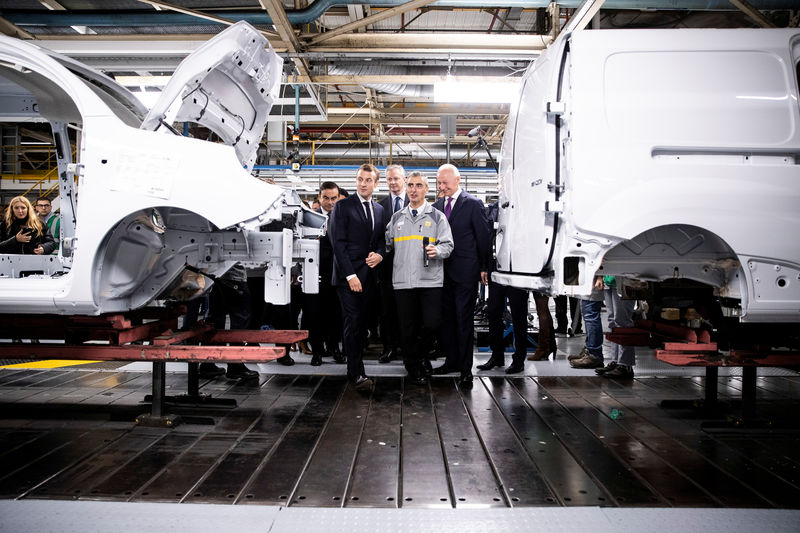 © Reuters. French President Emmanuel Macron visits the Renault factory in Maubeuge