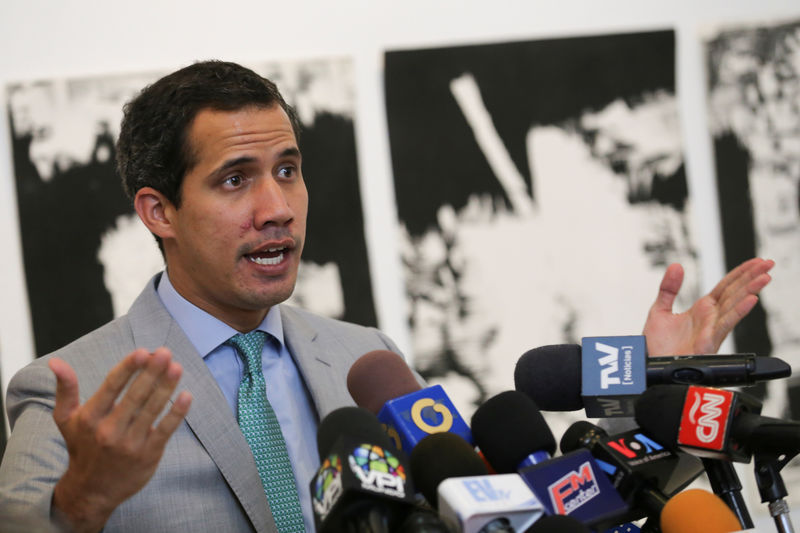 © Reuters. Foto del miércoles del líder opositor venezolano Juan Guaidó hablando con periodistas en Caracas