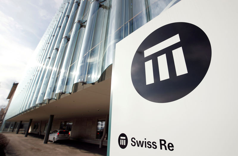 © Reuters. FILE PHOTO: The logo of insurance company Swiss Re is seen in front of its headquarters in Zurich
