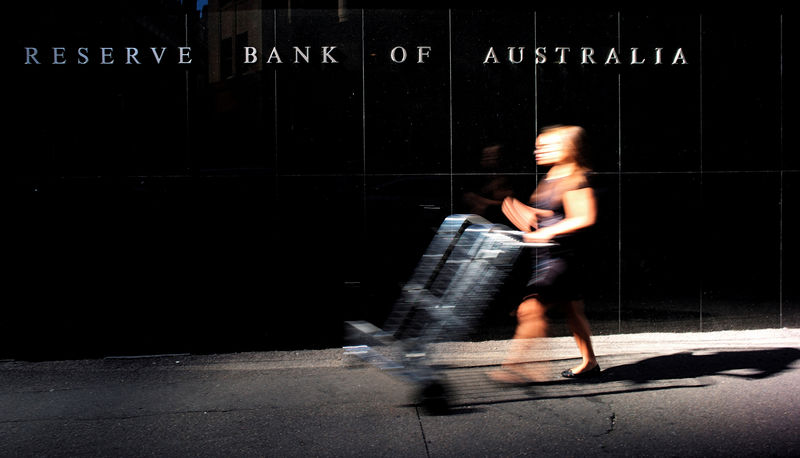 © Reuters. FILE PHOTO: A goods deliverer walks past the Reserve Bank of Australia Building in Sydney's central business district