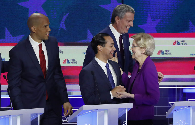 © Reuters. Candidates talk at the conclusion of the first U.S. 2020 presidential election Democratic candidates debate in Miami, Florida, U.S.