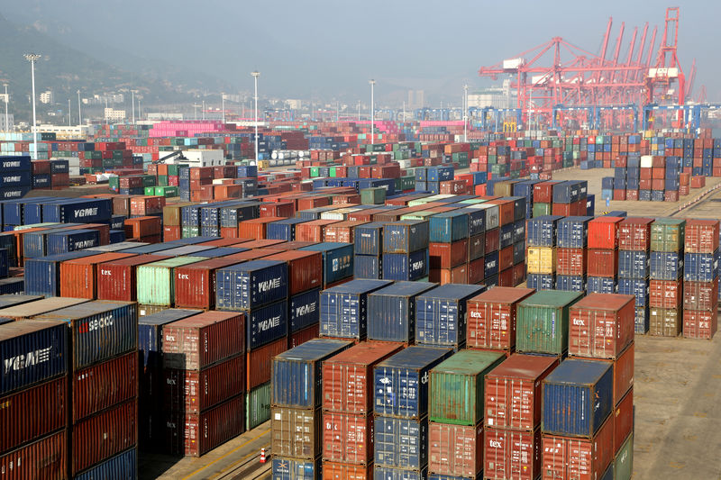 © Reuters. Containers are seen at a port in Lianyungang, Jiangsu