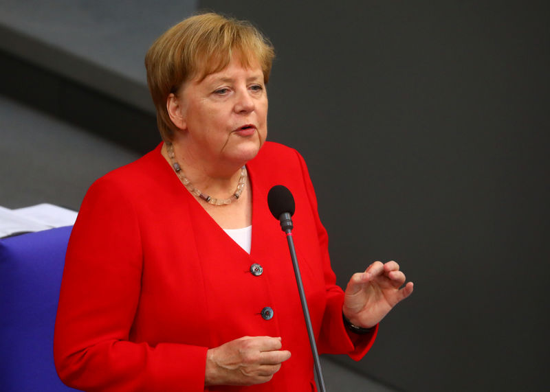 © Reuters. La canciller Merkel durante una sesión del Parlamento alemán en Berlín