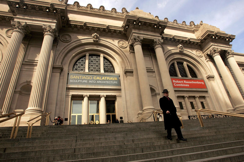 © Reuters. FOTO DE ARCHIVO: Un visitante baja los escalones del Museo Metropolitano de Arte de Nueva York