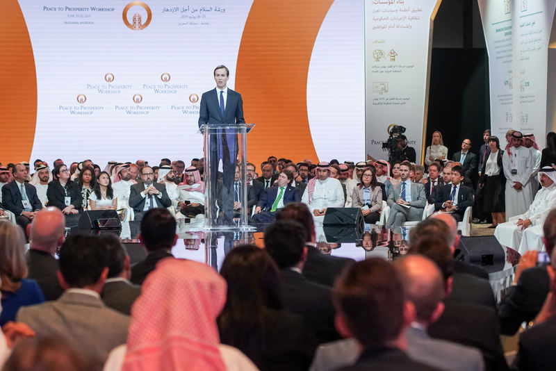 © Reuters. FILE PHOTO: White House senior adviser Jared Kushner speaks at the "Peace to Prosperity" conference in Manama