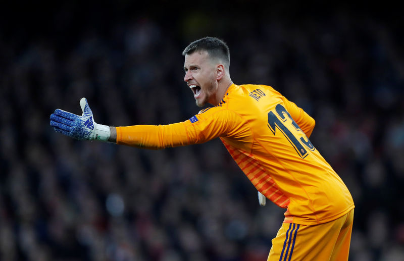 © Reuters. El jugador del Valencia, Neto, durante el partido de ida de la semifinal de la Europa League